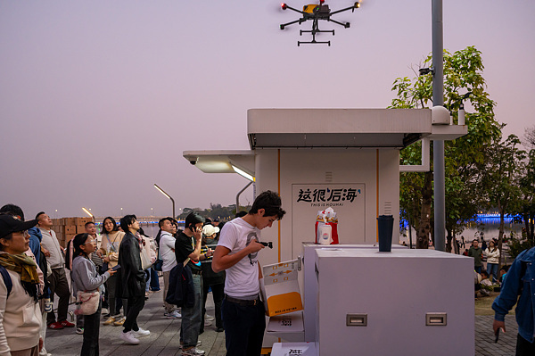 在深圳，外國游客體驗無人機外賣送餐。