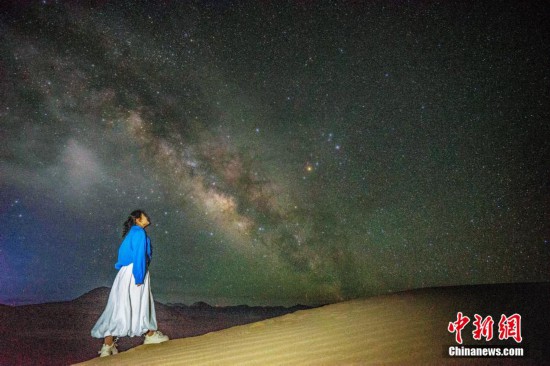 圖為6月20日晚，游客在西藏阿里暗夜公園與銀河“合影”。曹枝清 攝