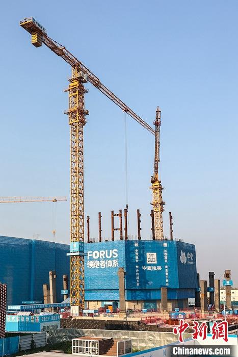 從完成頂層設(shè)計到如火如荼大規(guī)模建設(shè)，六年來，雄安新區(qū)如春天的竹子一般拔節(jié)生長，這座承載千年大計的“未來之城”已雄姿初顯。從“一張白紙”開始著墨，如今的雄安新區(qū)已是濃墨重彩的“山水畫”。<a target='_blank' href='/'>中新社</a>記者近日走訪了雄安新區(qū)多地，從“藍綠金”三色感受這座“未來之城”的巨大變化。圖為7月19日，河北雄安新區(qū)，中國中化總部基地項目施工現(xiàn)場。 <a target='_blank' href='/'>中新社</a>記者 易海菲 攝