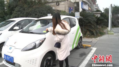 資料圖：成都市民體驗(yàn)“共享汽車”?！＄娦?攝