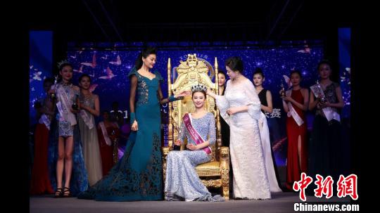 2017世界旅游小姐中國區(qū)總決賽29日落幕，河南選手曹燦榮獲冠軍。　齊建文 攝