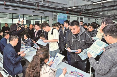 2024年3月,在蘭州大學(xué)2024屆畢業(yè)生大型春季綜合雙選會現(xiàn)場,青年學(xué)子踴躍報名西部用人單位。 蘭州大學(xué)供圖