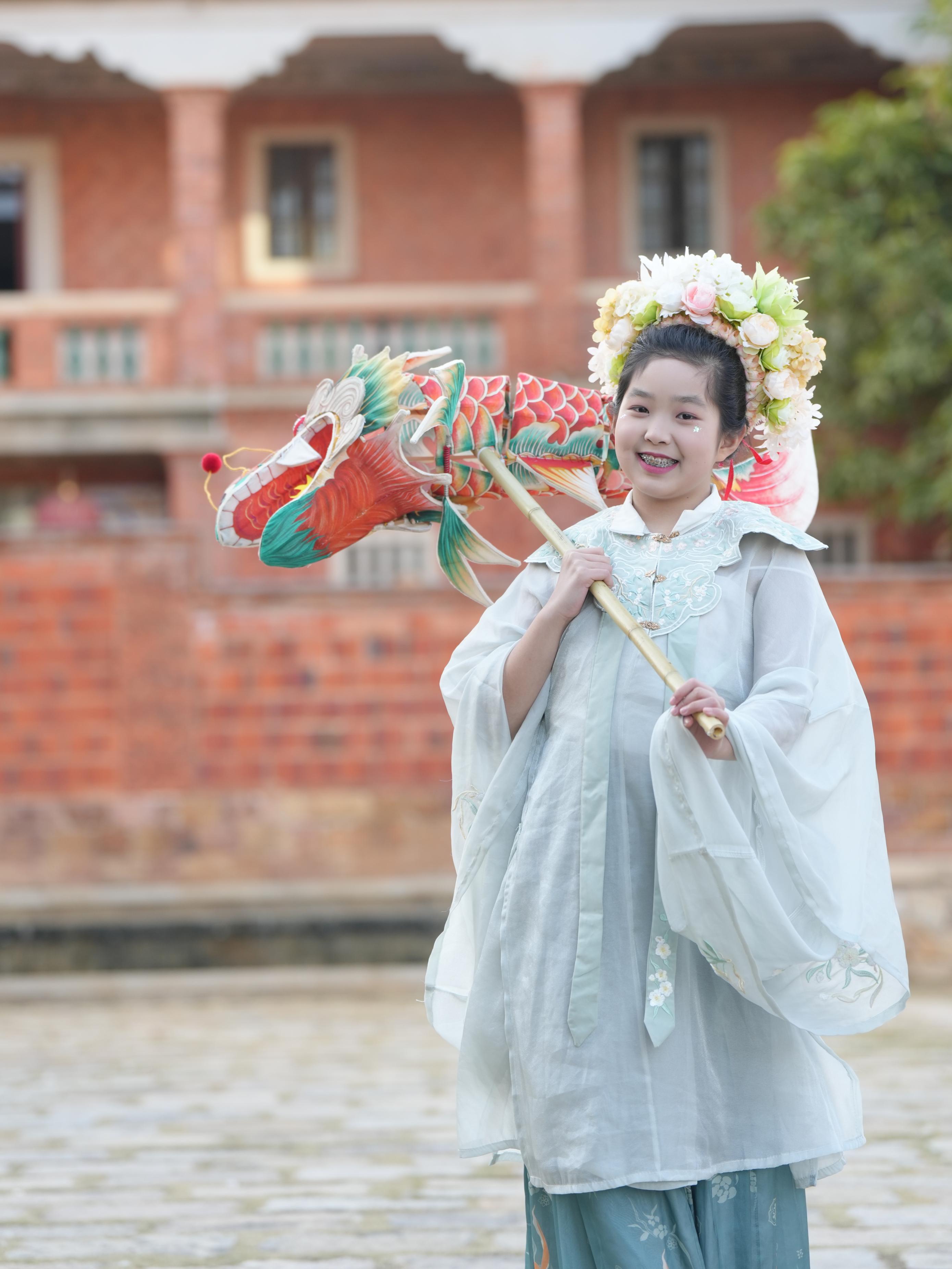 在泉州，沈女士為女兒拍下頭戴簪花的照片。受訪者供圖