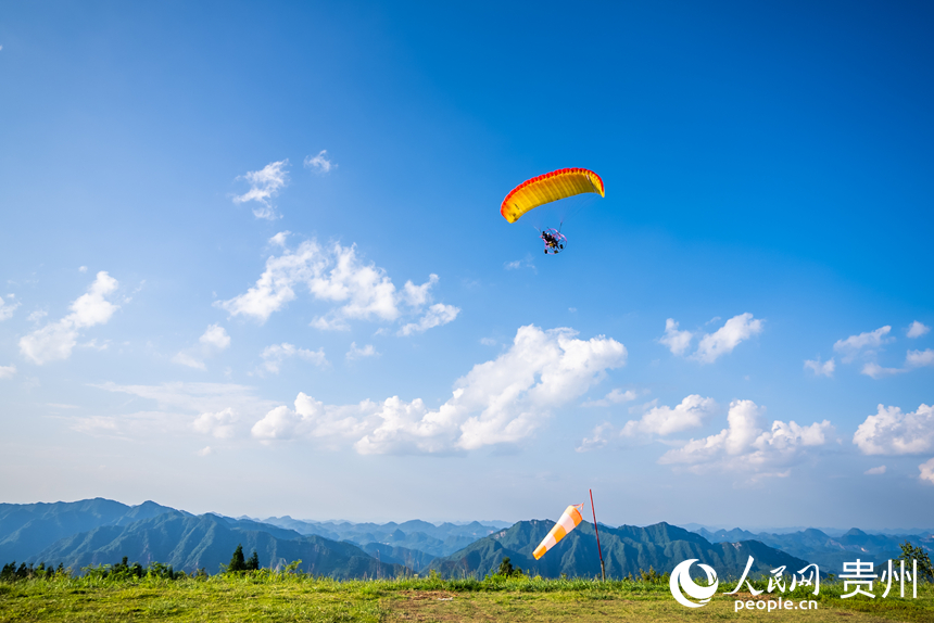 游客在野玉海飛行營地乘動(dòng)力滑翔傘體驗(yàn)云端觀景。人民網(wǎng)記者 涂敏攝
