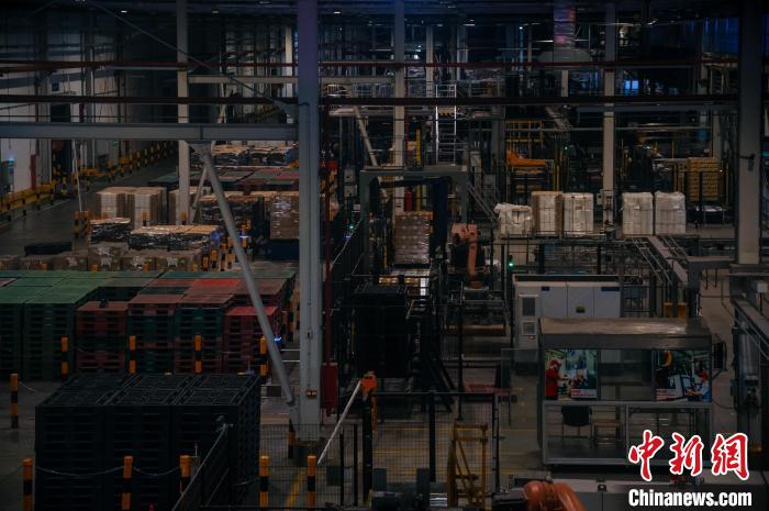 基地依托數(shù)字技術(shù)打造“黑燈工廠”。　李南軒 攝