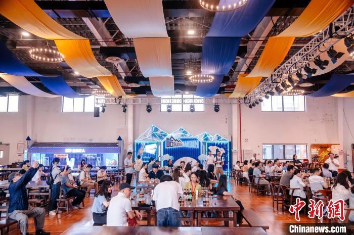 圖為基地內(nèi)的慕尼黑餐廳?！±钅宪?攝