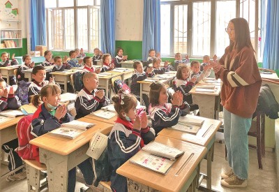 2023年5月,西北師范大學(xué)學(xué)生在新疆阿克蘇地區(qū)溫宿縣吐木秀克鎮(zhèn)第一小學(xué)實習(xí)支教。 卓杰攝