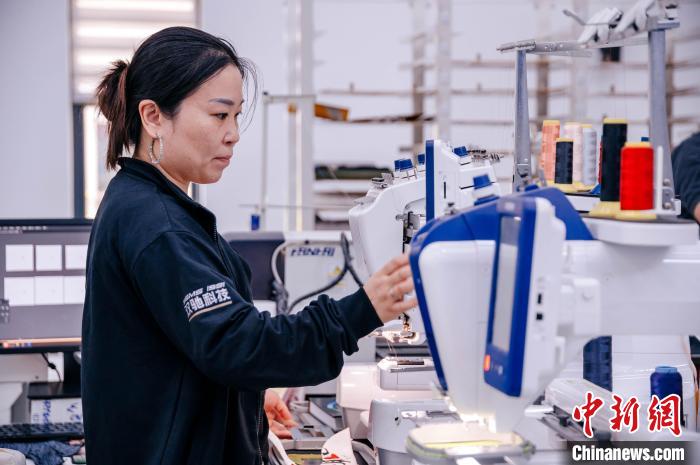 莆田鞋企通過快速打樣線，實(shí)現(xiàn)個(gè)性化訂制?！±钅宪?攝