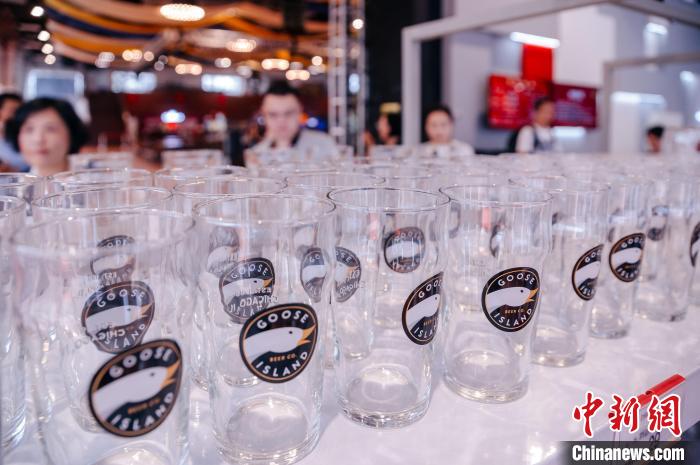 基地內(nèi)，各式啤酒文化周邊產(chǎn)品在出售?！±钅宪?攝