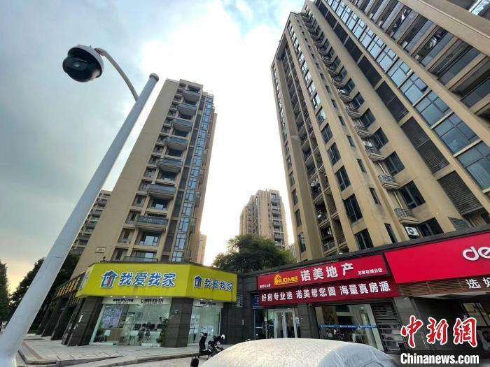 多家房地產(chǎn)中介。 蘇婷 攝