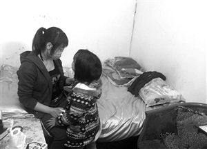 小梅現(xiàn)在只身帶著女兒，生活困難 圖片來(lái)源：溫州網(wǎng)