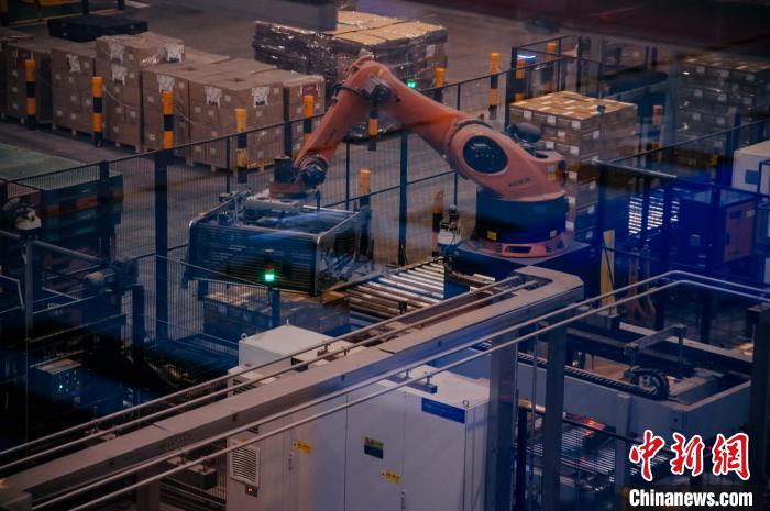 百威雪津啤酒莆田基地釀造幾乎都由自動化生產(chǎn)線完成，年產(chǎn)能達200萬噸?！±钅宪?攝