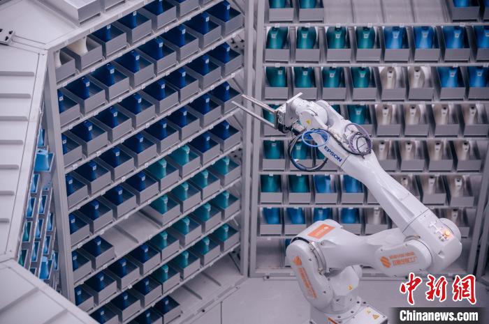 車間里，鞋楦配送機(jī)械臂在有序工作?！±钅宪?攝