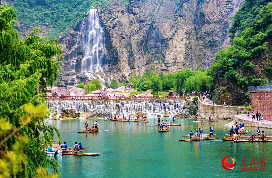 泛舟水上，成為酷熱夏季的一個(gè)避暑良方。人民網(wǎng)記者 王佩攝