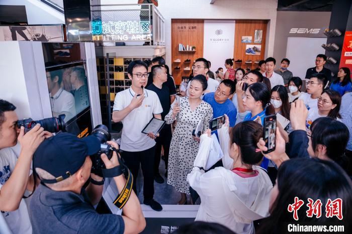 在定制鞋門店，顧客只需往腳型測(cè)量儀器上一站，幾秒后就會(huì)出具一份詳盡的腳型報(bào)告?！±钅宪?攝