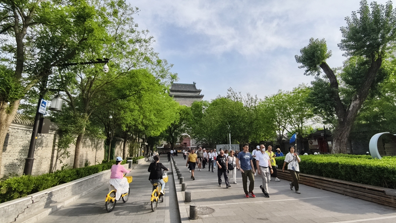 外國游客游覽北京鼓樓。人民網(wǎng)記者 李楠樺攝