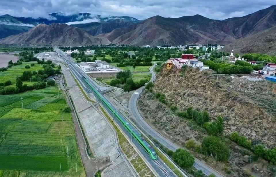 ?高原動集動車組。中國中車供圖。