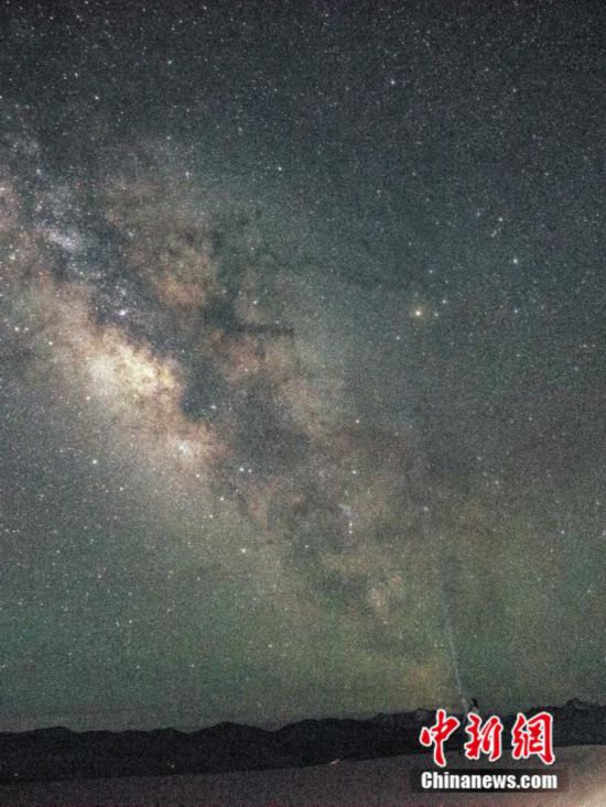 圖為6月20日晚游客在西藏阿里暗夜公園，與銀河“合影”。曹枝清 攝