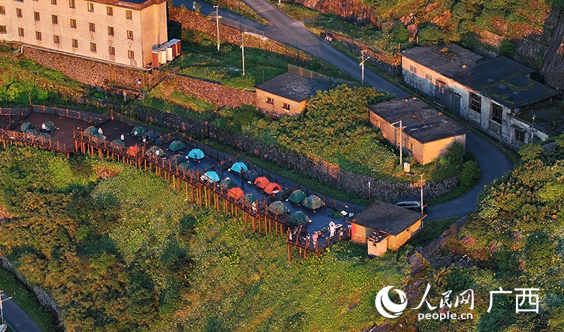 山頂露營(yíng)區(qū)。人民網(wǎng) 雷琦竣攝