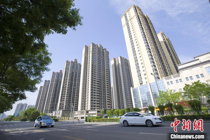 資料圖：車輛從一樓盤前經(jīng)過。 <a target='_blank' href='/'>中新社</a>記者 張云 攝