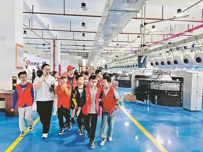 學(xué)生參觀惠安校服企業(yè)生產(chǎn)車間?；莅部h委宣傳部供圖