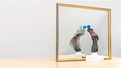  圖為機(jī)器人觀察自己在鏡子中的倒影，學(xué)習(xí)自身的形態(tài)和運(yùn)動(dòng)學(xué)，實(shí)現(xiàn)自主模擬。圖片來(lái)源：美國(guó)哥倫比亞大學(xué)