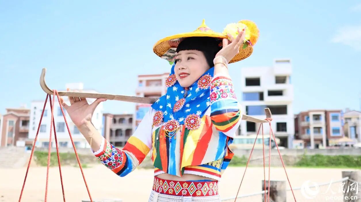 花頭巾包裹，配上寬檐黃斗笠，是惠安女獨特的“防曬套裝”。人民網(wǎng)記者 李昌乾攝