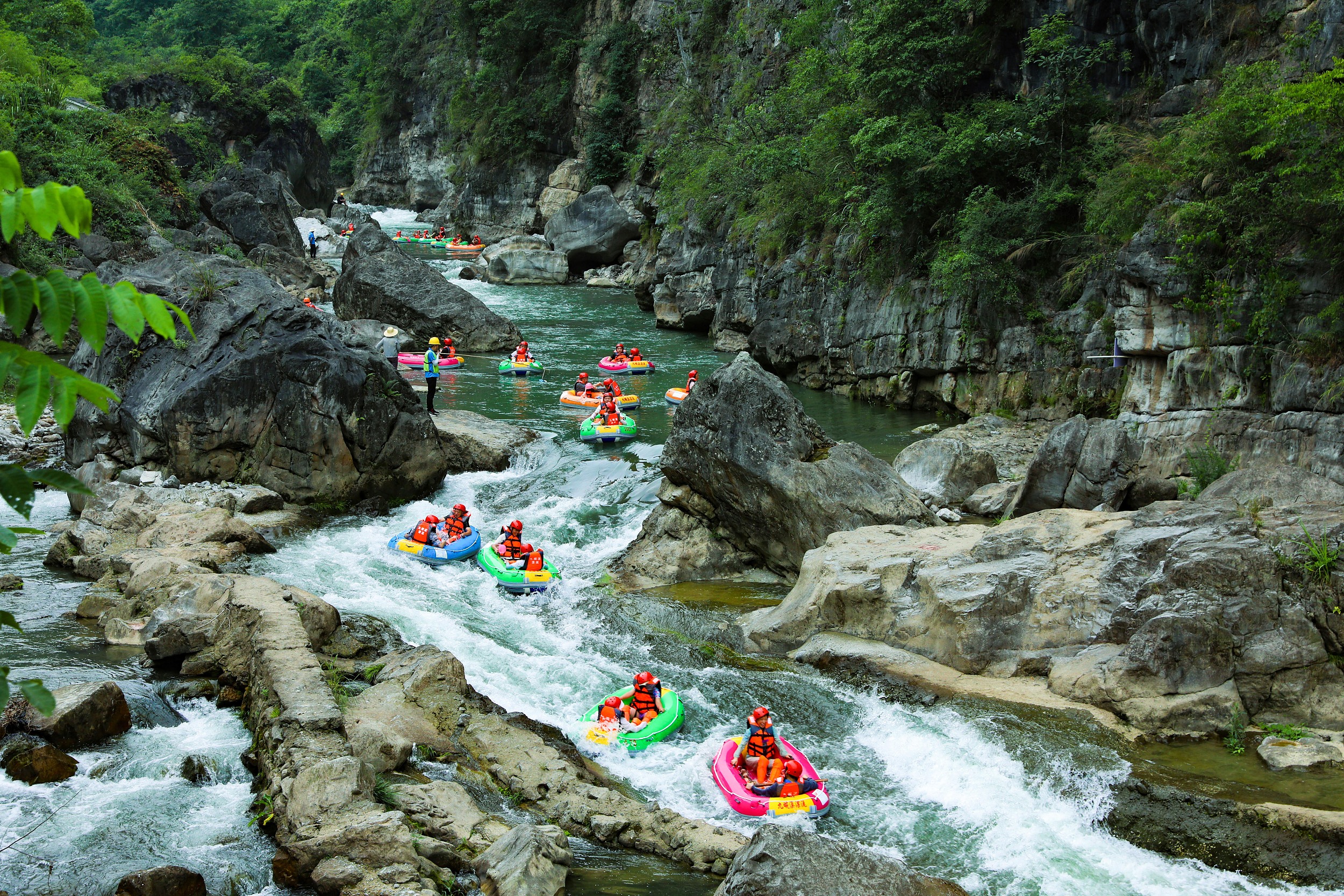 游客在湖北省宜昌市秭歸縣九畹溪漂流消暑享清涼。（圖片來源：視覺中國）