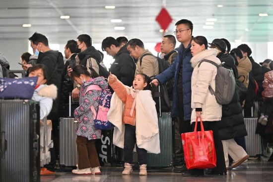 2月3日，家長帶領小朋友在北京豐臺站排隊檢票。新華社記者 宋為偉 攝