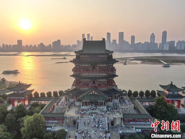 圖為航拍落日時分的滕王閣，風(fēng)景壯美，眾多游客在滕王閣內(nèi)游玩。劉力鑫 攝