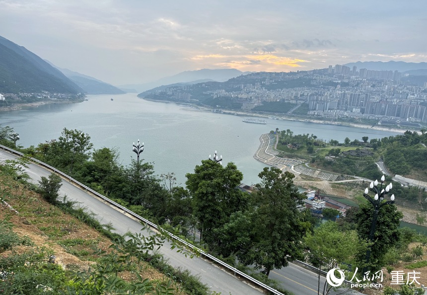 從巫山縣龍門街道江村遠眺，左側(cè)為三峽里·竹枝村，右側(cè)為巫山縣城。人民網(wǎng)記者 劉政寧攝