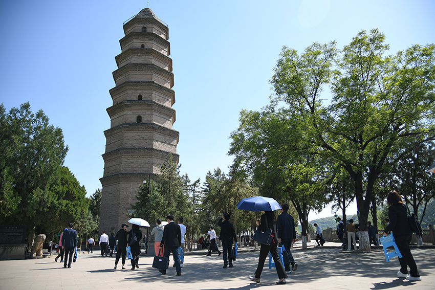 圖為2024年5月7日，游客在延安寶塔山參觀。 新華社記者 張博文 攝