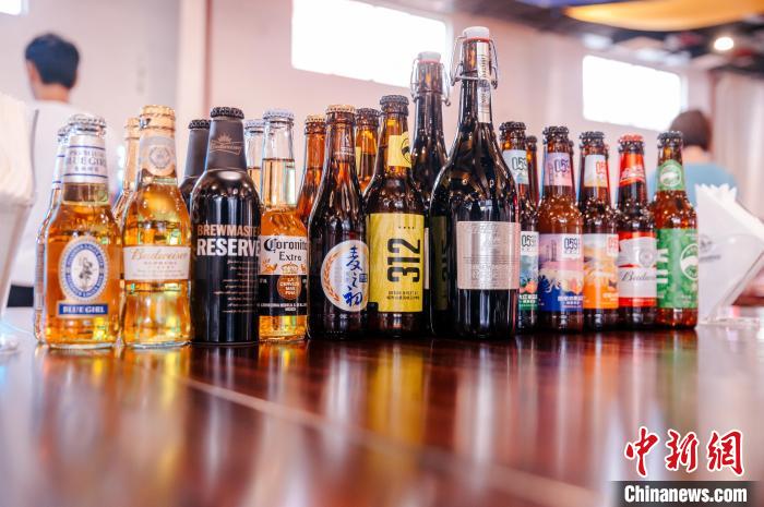 莆田基地主要生產(chǎn)全球旗艦品牌百威、科羅娜、貝克等啤酒，并生產(chǎn)雪津啤酒、雪山啤酒、藍妹啤酒等。　李南軒 攝