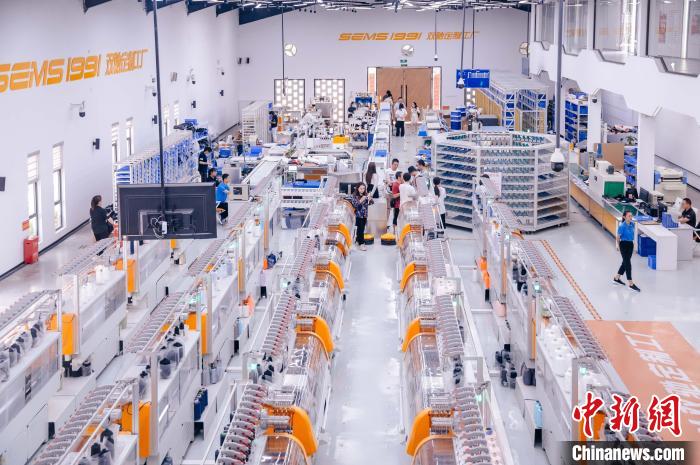 “高質(zhì)量發(fā)展調(diào)研行”主題采訪活動(dòng)來(lái)到福建莆田雙馳鞋業(yè)個(gè)性化定制示范工廠?！±钅宪?攝