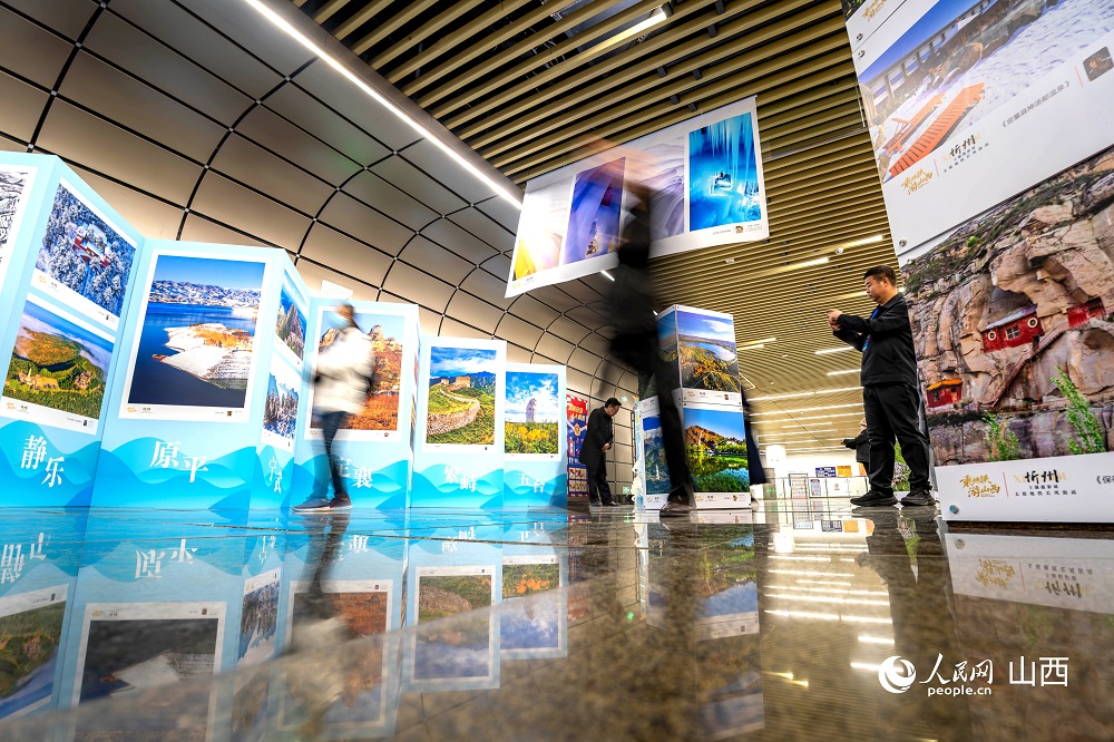 觀眾正在欣賞攝影作品。