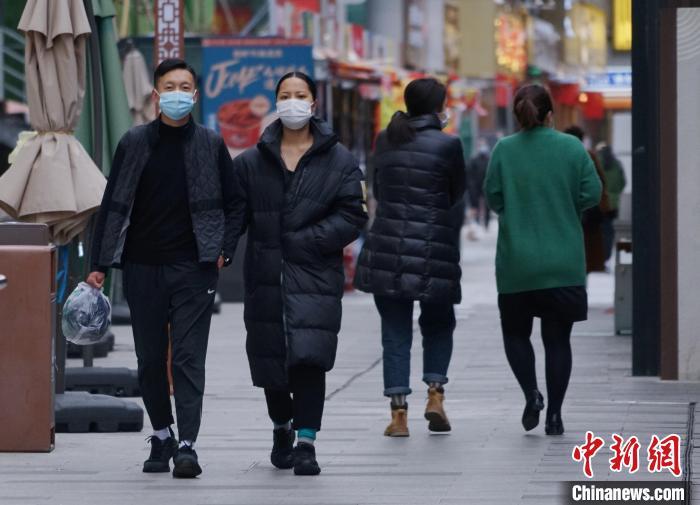 圖為市民穿羽絨服出行。　馬銘言 攝